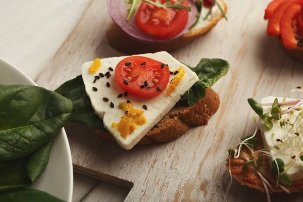 Snack de desayuno saludable en tablero de madera — Foto de Stock