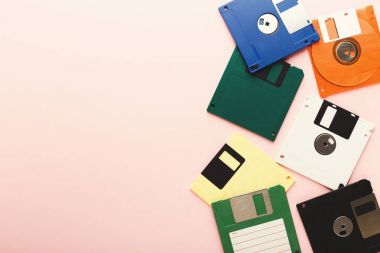 Retro disketler, pembe arka plan izole