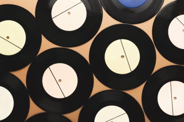 Eski retro vinil kayıtlar üzerinde bej renkli arka plan, üstten görünüm