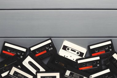 Gri plakalar arka plan sınırında Vintage ses kasetleri