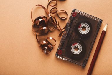 Vintage kaset ve kalem kahverengi zemin üzerine teyp geri sarmak için