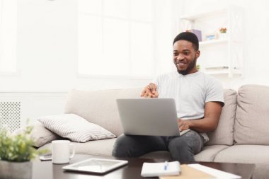 Genç adam evde online üstünde laptop mesajlaşma