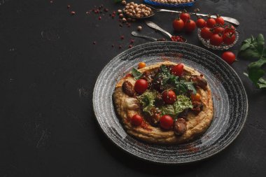 Humus sebze ve siyah arka plan üzerine deniz ürünleri ile