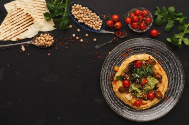 Humus sebze ve siyah arka plan üzerine deniz ürünleri ile