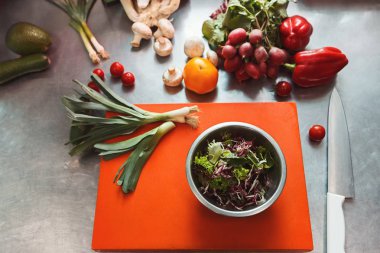 Malzemeler salata ve mutfak gereçleri için pişirme