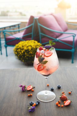 Şampanya iç arka plan bulanık karşı ile kokteyl