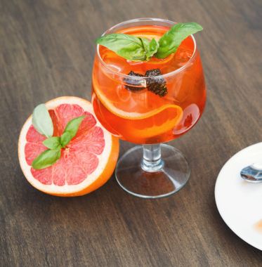 Portakal dilimleri ile İtalyan spritz modern hizmet