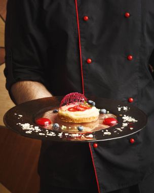 Limonlu cheesecake berry küre ile modern restaurant, hizmet
