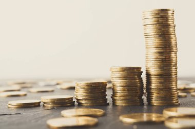 Altın sikkeleri üzerinde tablo sütunlarından artan