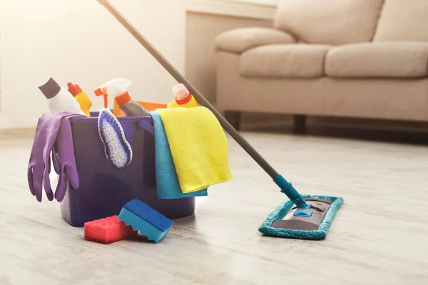 Balde com esponjas, garrafas de produtos químicos e esfregão . — Fotografia de Stock