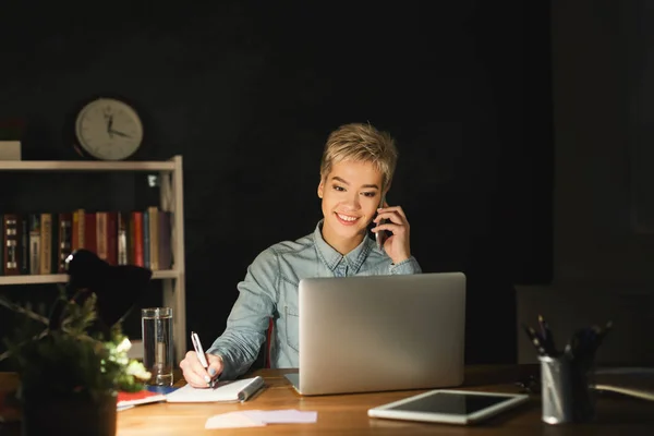 Mujer sonriente en el trabajo hablando por teléfono — Foto de Stock