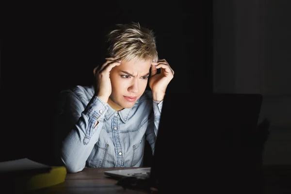 Mulher cansada com laptop no espaço de cópia do escritório em casa escuro — Fotografia de Stock