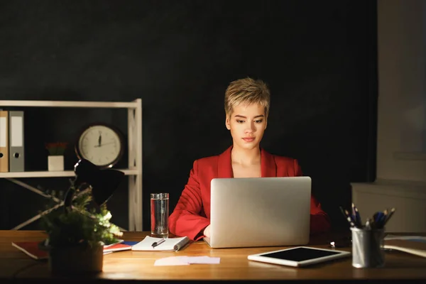 Freiberuflerin arbeitet zu Hause bis spät abends am Laptop — Stockfoto