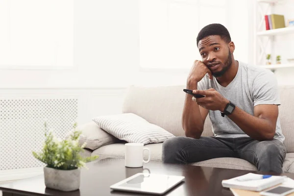 Hombre joven viendo la televisión en casa — Foto de Stock