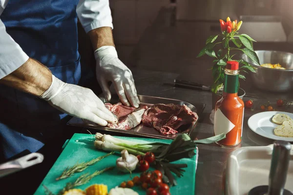 Chef-kok snijden verse groenten voor salade — Stockfoto
