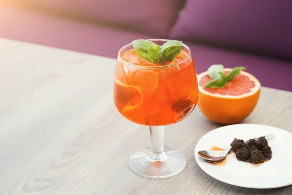 Service moderne de spritz italien avec des tranches d'orange — Photo