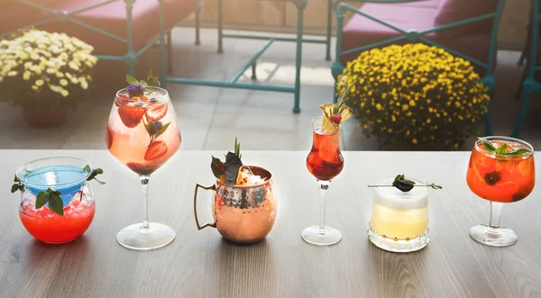 Variété de cocktails alcoolisés sur table grise — Photo