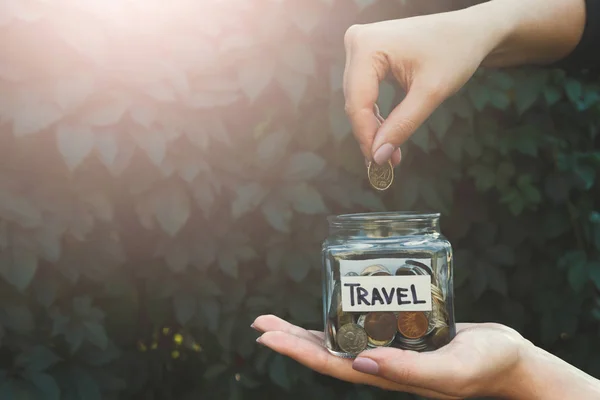 Kézzel hozza érmék üveg edény utazási címke — Stock Fotó