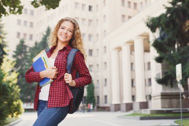 Üniversite Kampüsü önünde duran güzel kız öğrenci
