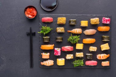 Suşi maki ve gri arka plan, üstten görünüm üzerinde rulo