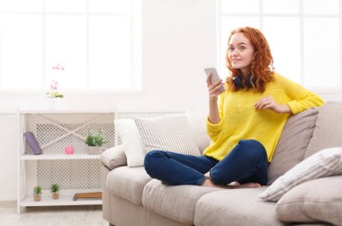 Telefonunuzun ve kulaklık gülümseyen kız