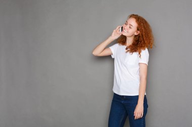 Genç kadın smartphone, stüdyo çekim söz