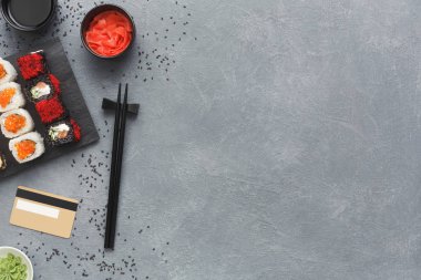 Suşi maki ve rulo seti ve kredi kartı