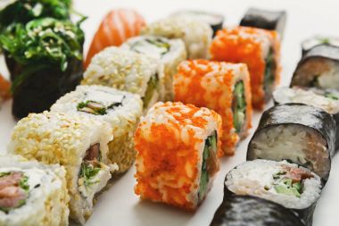 Dizi suşi rulo, beyaz arka plan üzerinde maki