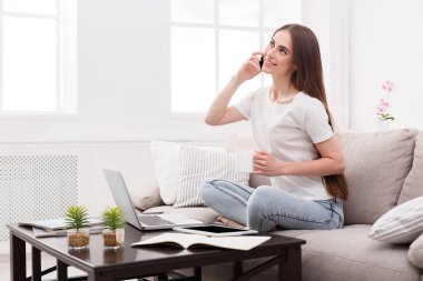 Mutlu kız multitasking evde