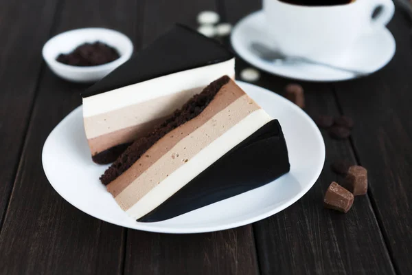 Pastel de mousse de triple capa de chocolate con glaseado — Foto de Stock