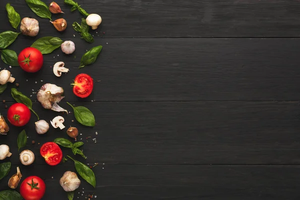 Border of fresh tomatoes and garlic, copy space — Stock Photo, Image