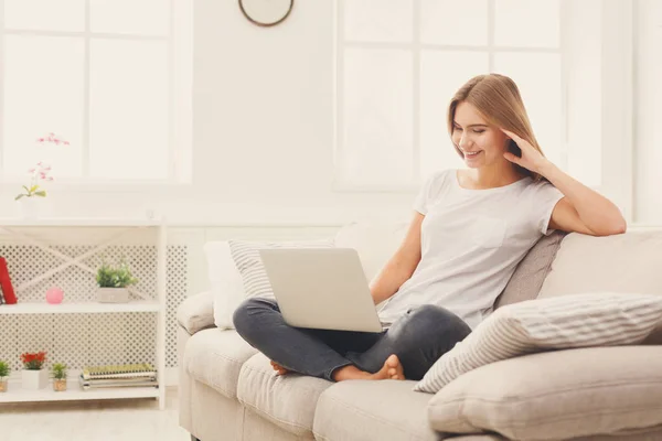 Giovane ragazza con computer portatile in casa — Foto Stock