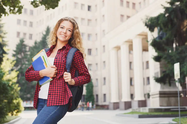 Vacker kvinnlig student står framför universitetets campus — Stockfoto