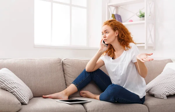 Gril molesto haciendo una llamada telefónica — Foto de Stock