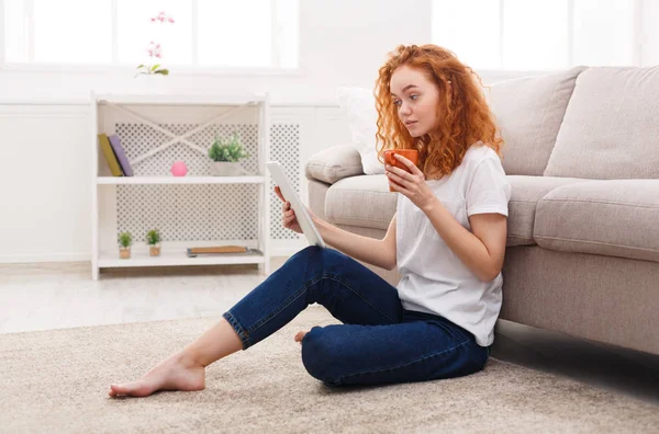 Élvez a szabad időt otthon. Koncentrált lány tabletta — Stock Fotó