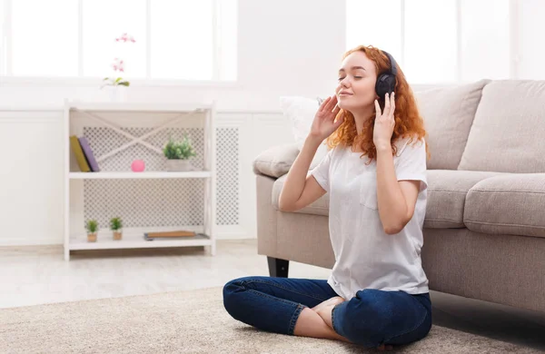 Giovane donna godendo la sua canzone preferita in cuffia — Foto Stock