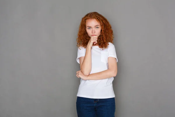 Pensativo pelirroja joven, estudio de tiro — Foto de Stock