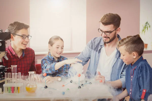 Kids doing experiment with nitrogen in laboratory — Stock Photo, Image