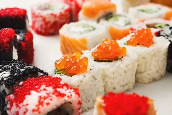Set de rollos de sushi, maki sobre fondo blanco —  Fotos de Stock