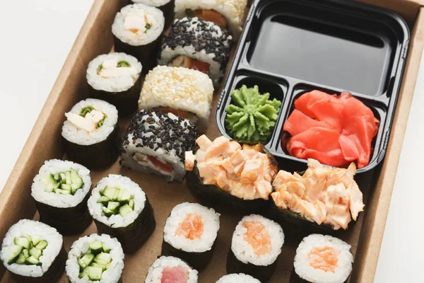Zbliżenie zestaw sushi maki i rolkach — Zdjęcie stockowe