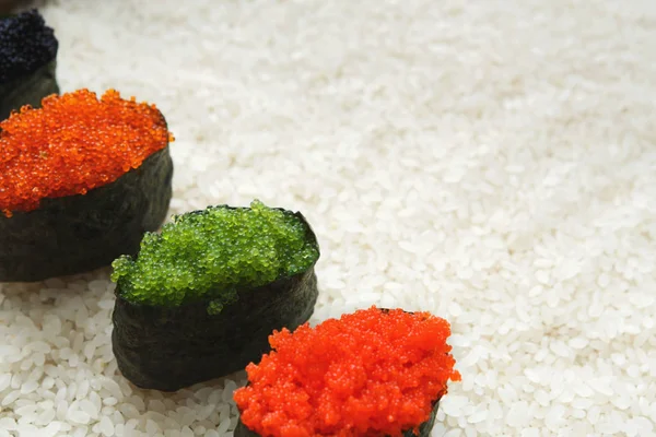 Closeup de sushi gunkan no fundo de arroz branco — Fotografia de Stock