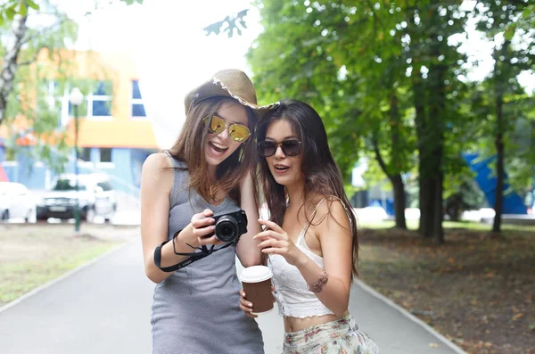 Retrato al aire libre de tres amigos tomando fotos con un smartphone — Foto de Stock