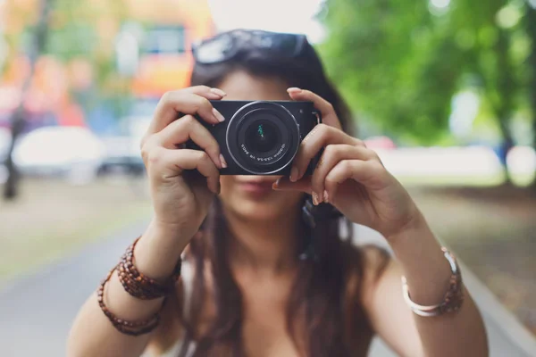 Dziewczynka fotograf biorąc zdjęcie z aparatu cyfrowego — Zdjęcie stockowe