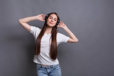 Kadın listene müzik kulaklık, stüdyo vurdu
