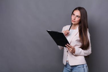 Notlar iş yapma düşünceli iş kadını