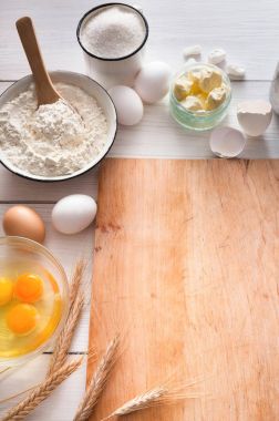 Rustik ahşap arka plan üzerinde fırın malzemeleri