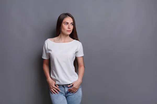 Nadenkend jonge vrouw weg op zoek — Stockfoto