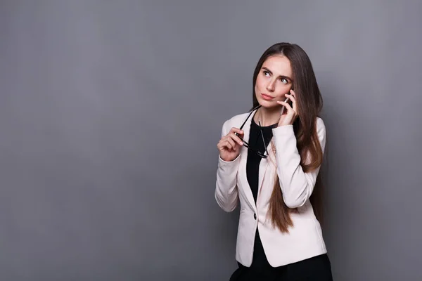 Pensive брюнетка бізнес леді розмовляє на мобільний телефон — стокове фото
