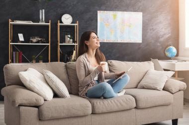 Dijital tablet kullanma ve içme kahve kız