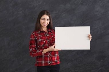 Boş beyaz kağıt olan kadın